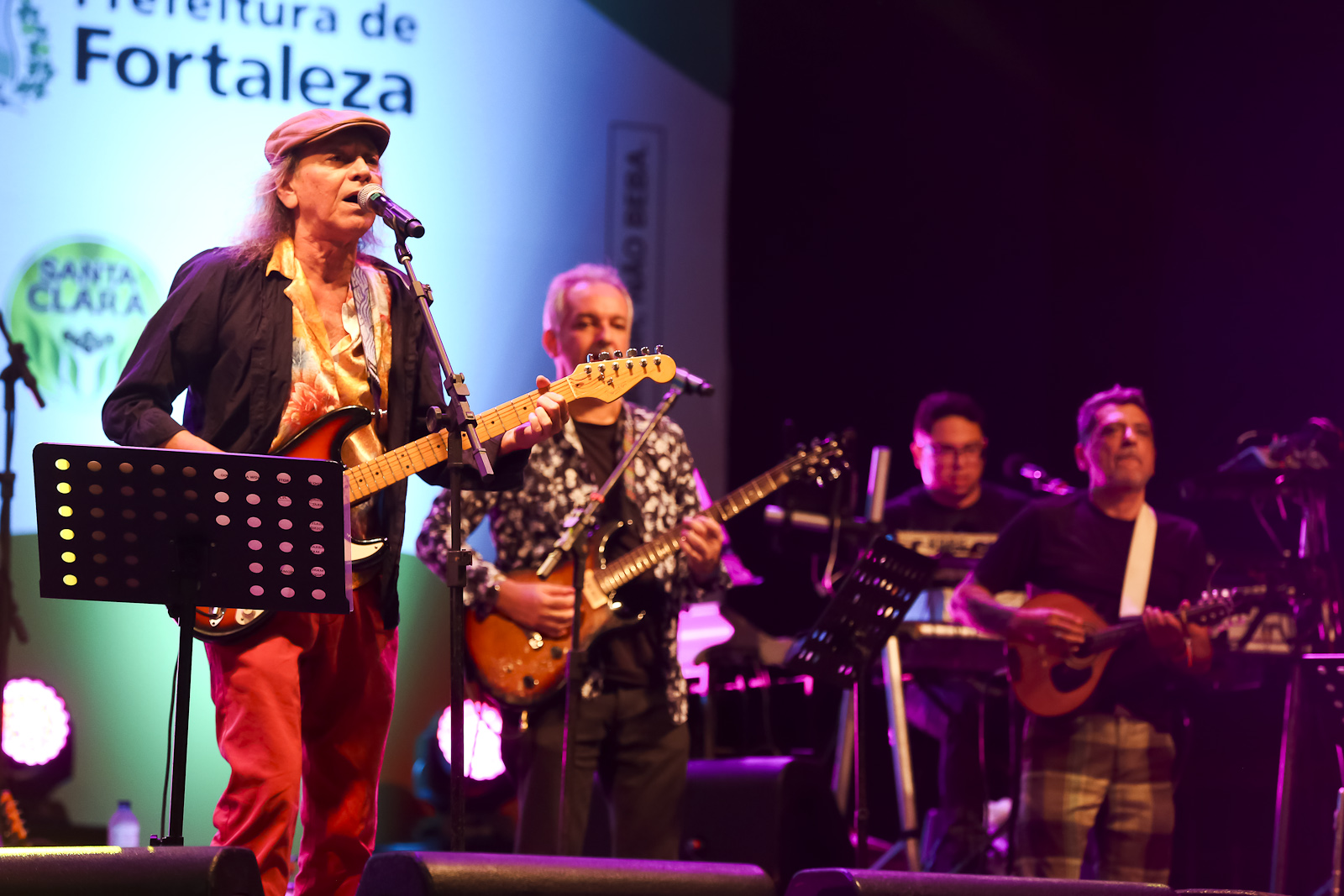 o cantor ednardo no palco montado no aterrinho